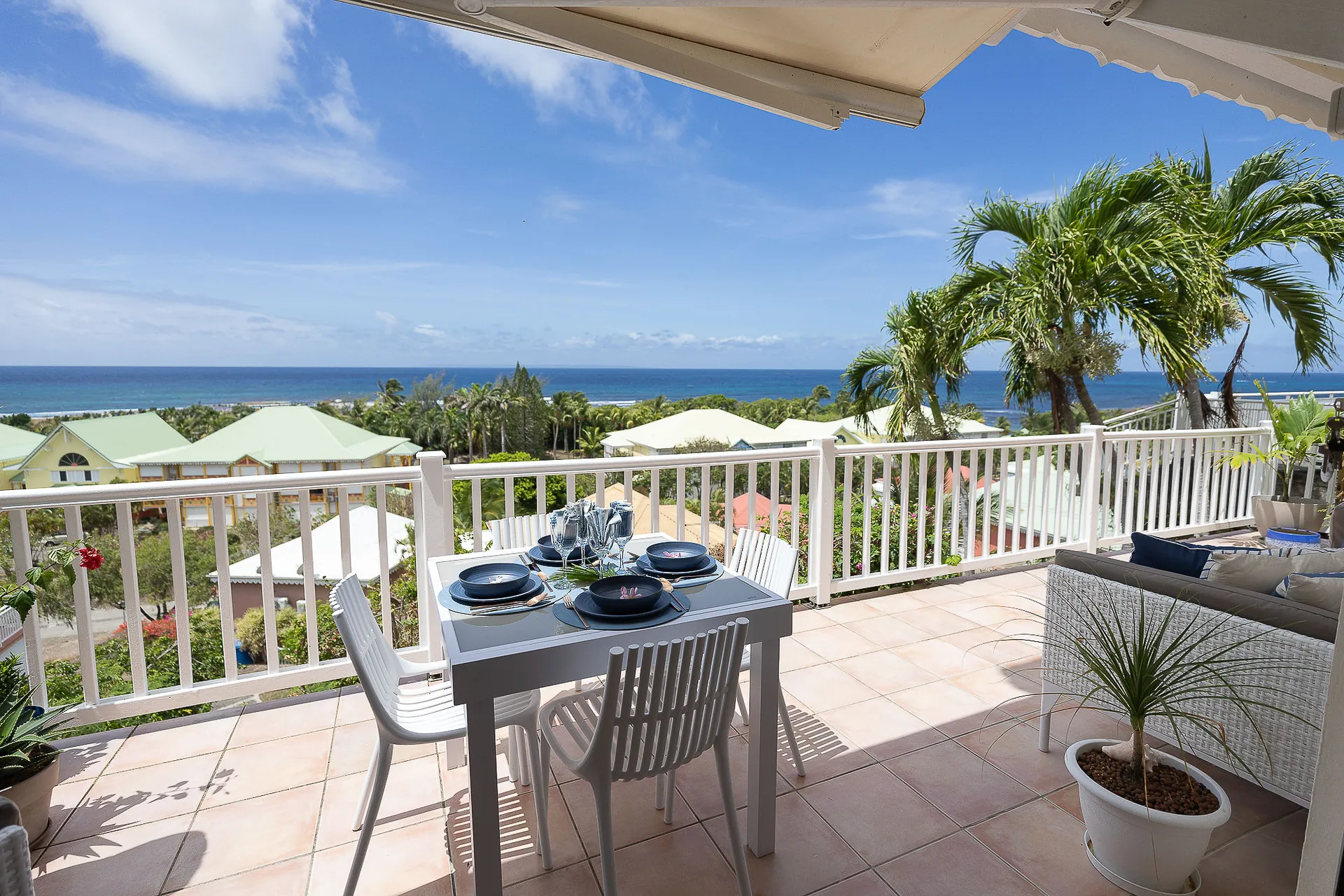 Terrasse aménagée ouverte sur un vaste panorama de l’océan en Guadeloupe