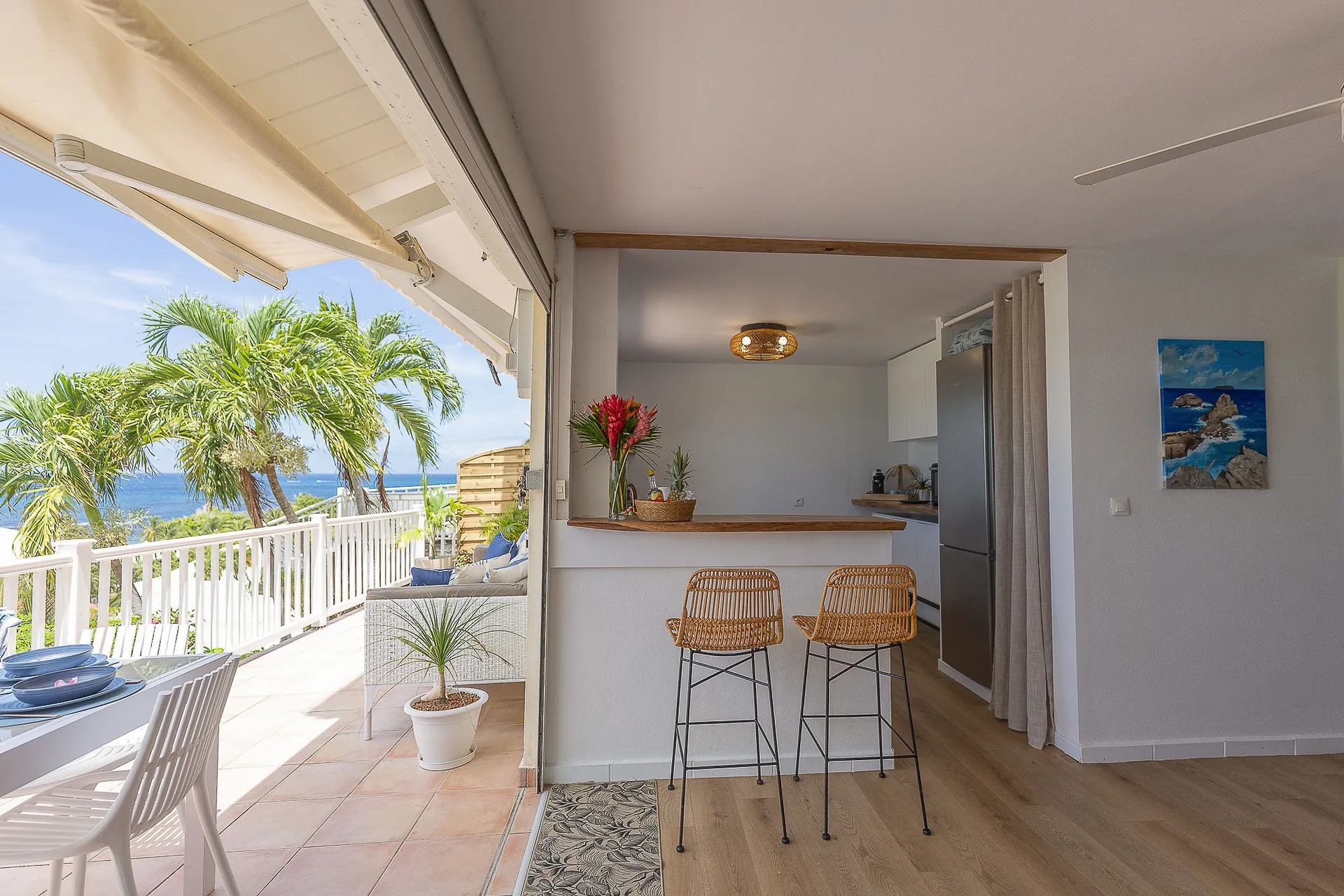 Cuisine ouverte sur une terrasse lumineuse avec vue sur la mer