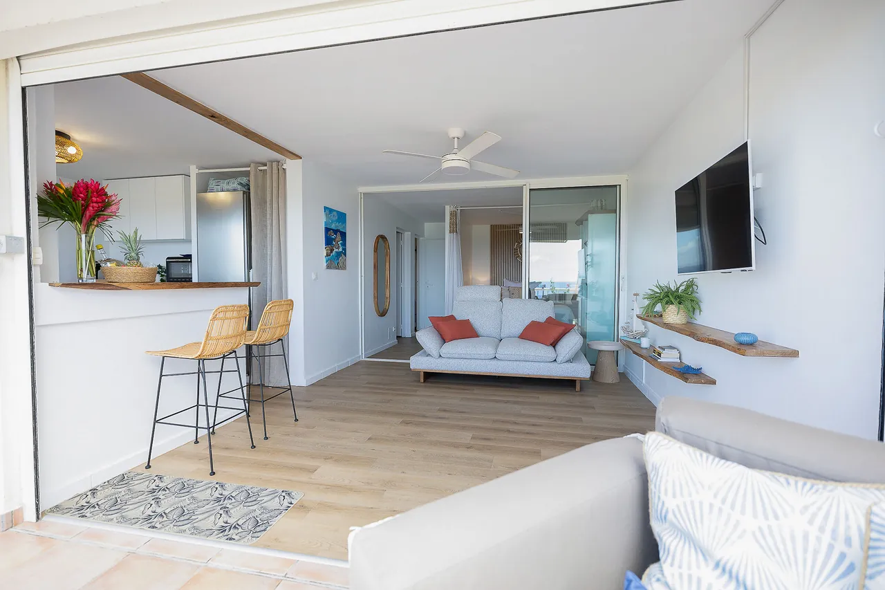 Séjour lumineux et contemporain ouvert sur la terrasse