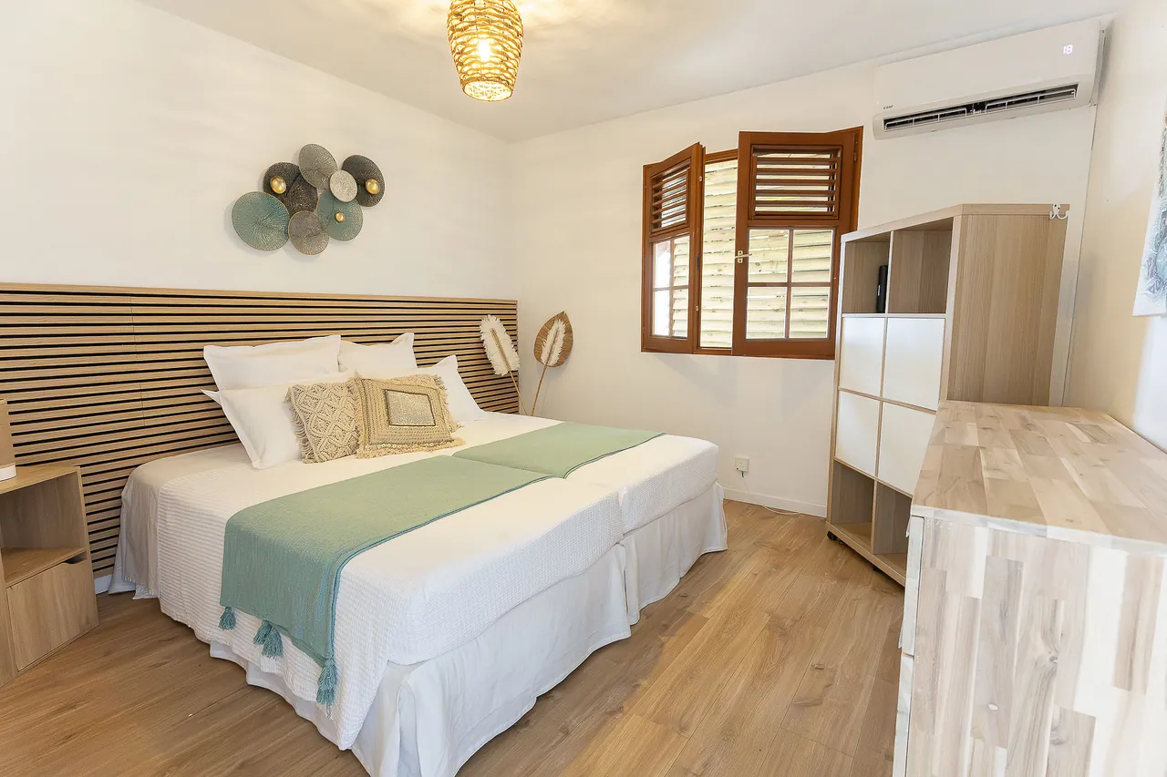 Chambre calme avec deux lits réunis, rangements et climatisation